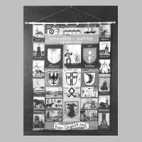 111-1053 Wandteppich des Kreises Wehlau. In 6-jaehriger Arbeit von Frauen aus dem Kreis in einzelnen Bildern gestickt und dann zusammengesetzt.jpg